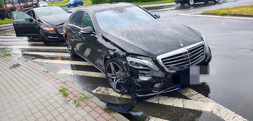 Jaguar wjechał w Mercedesa na rondzie przy cmentarzu