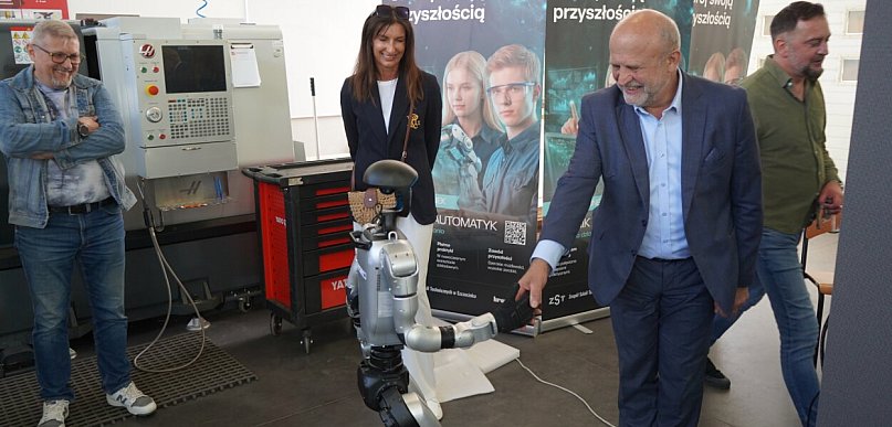 Robot humanoidalny trafił do „mechanika”. Ma uczyć technologii przyszłości