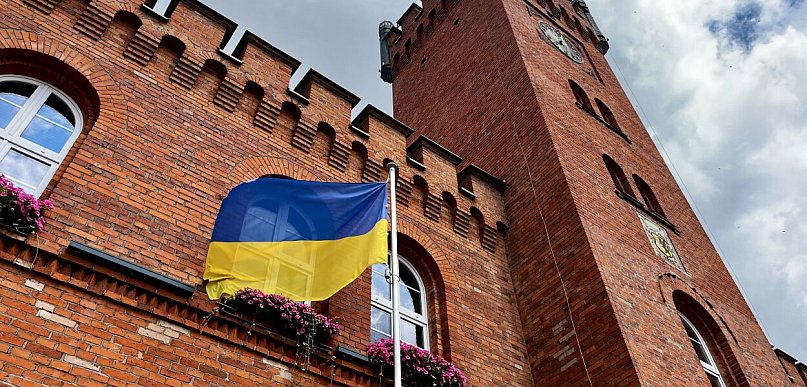 Flaga Ukrainy będzie do końca wojny. Burmistrz odpowiada