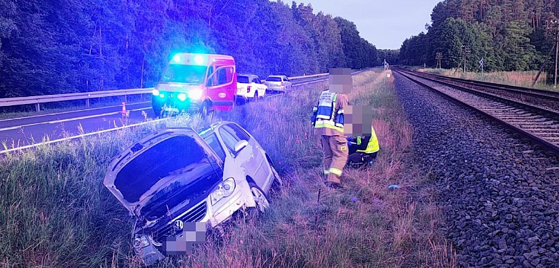 Zasłabł za kierownicą w czasie jazdy. Samochód wpadł do rowu.