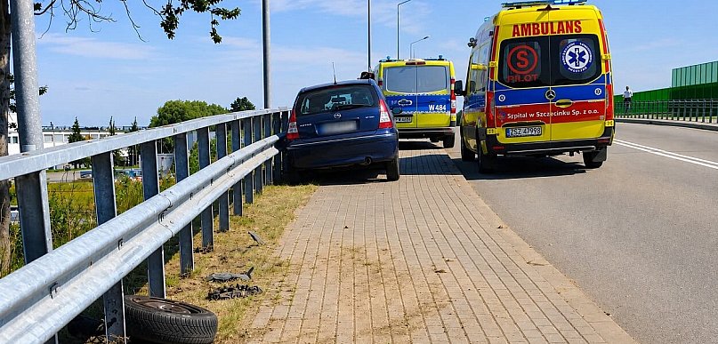 Kolizja na wiadukcie w Szczecinku. Auto uderzyło w barierę.