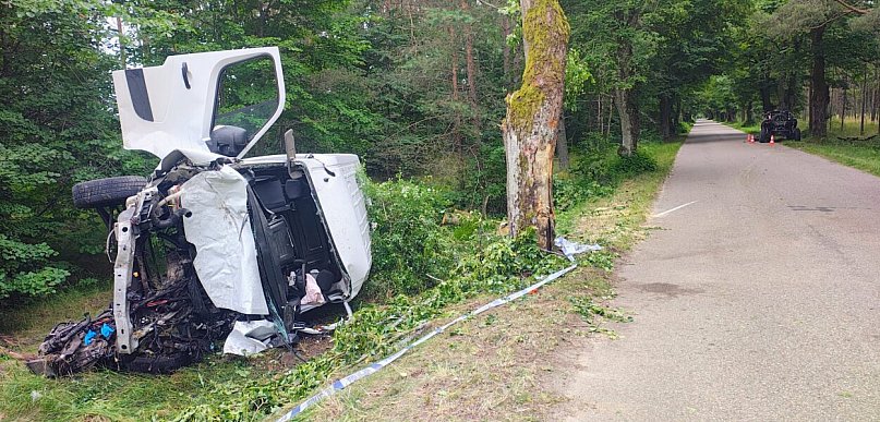 Bus zderzył się z Buggy i uderzył w drzewo. Lądował śmigłowiec [ZDJĘCIA]