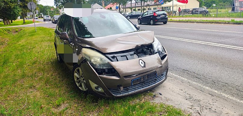 Stłuczka trzech aut na Narutowicza. Dacia uderzona i wepchnięta w Forda