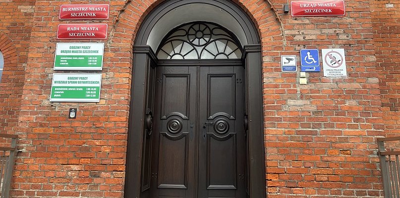 Nowe – a jednak historyczne. Do ratusza znów wchodzimy głównymi drzwiami - 49977
