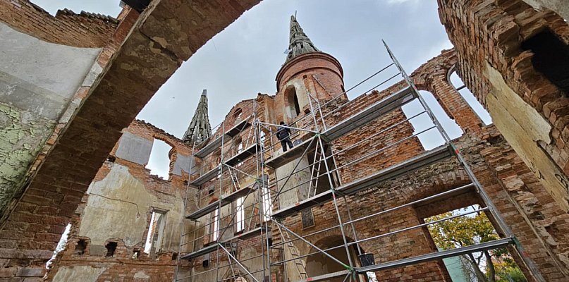 Powiat Szczecinecki ratuje ruiny pałacu w Juchowie. - 50013