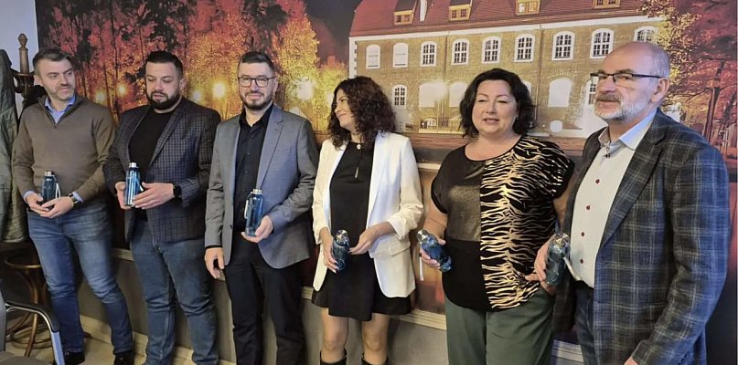 Wodociągi rozdają butelki. Firmy komunalne stawiają na „kranówkę”. - 50064