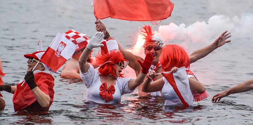 Morsy uczciły Święto Niepodległości w chłodnych wodach Trzesiecka - 50582