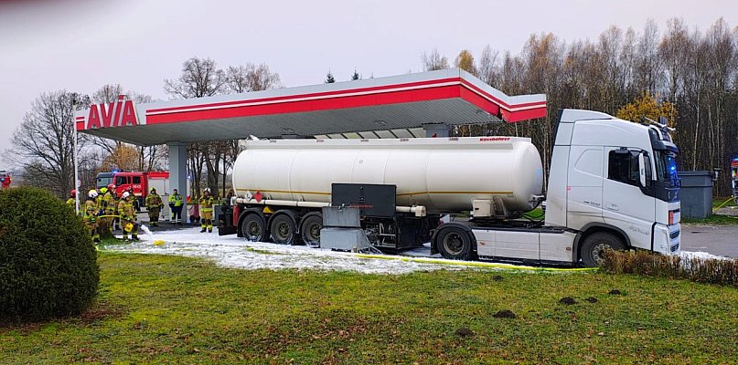 Strażacy ruszyli na stację paliw. Wyciekło dużo paliwa - 50570