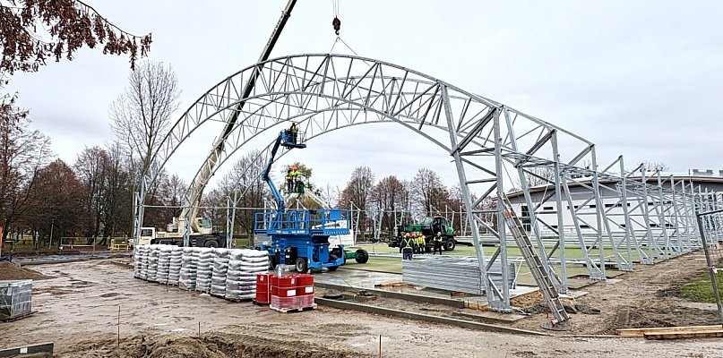 Miliony złotych i tempo ekspresowe. Stalowa konstrukcja już nad boiskiem - 50675