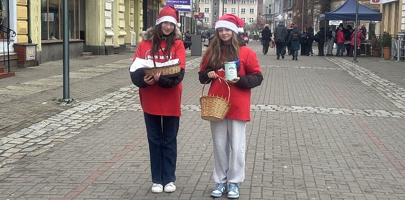 Drużyna Świętego Mikołaja kwestuje na szczecineckim deptaku - 51060