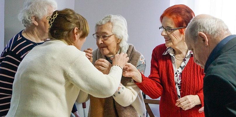 Seniorzy przy jednym stole. Wspólna Wigilia w Wierzchowie - 51619