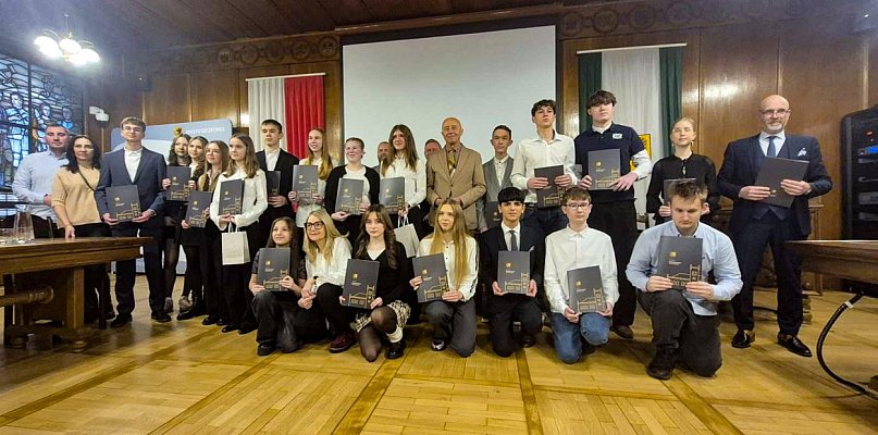 23 młodych mieszkańców Szczecinka odebrało stypendia i nagrody burmistrza - 51640