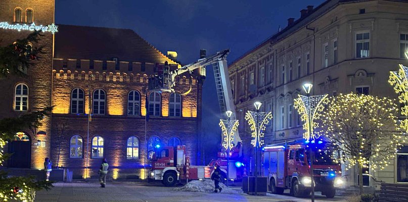 Wozy strażackie pod ratuszem. To nie był pożar urzędu - 52132