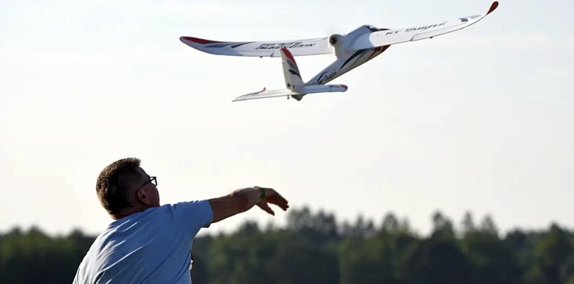 Piotr Pindral. Gdy dzieci uczą się latać – choć stoją twardo na ziemi