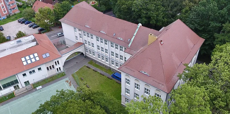 Trudne warunki na drogach. Dyrektorzy odwołują zajęcia w szkołach