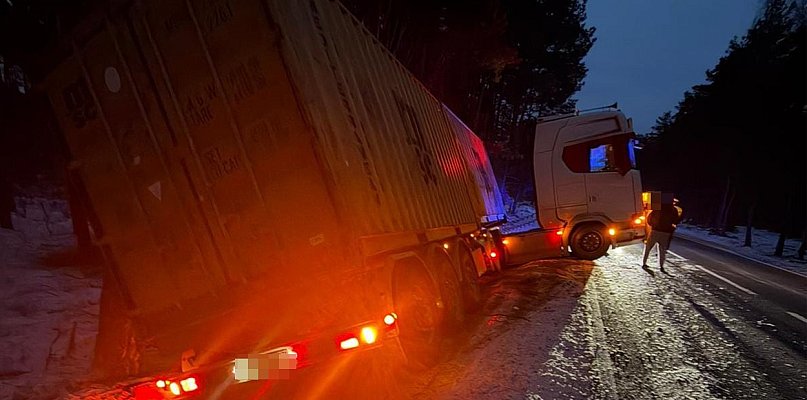 Ciężarówka w rowie na DK20 pod Szczecinkiem. Będą utrudnienia