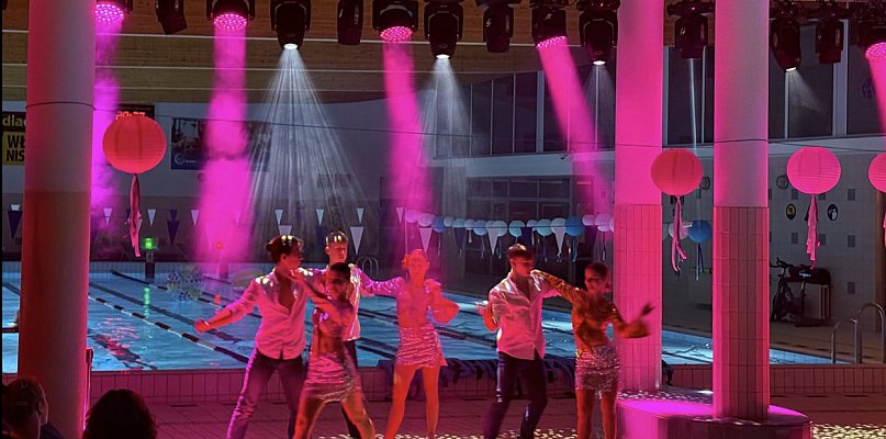 To będzie ostatnia taka noc na basenie przed latem