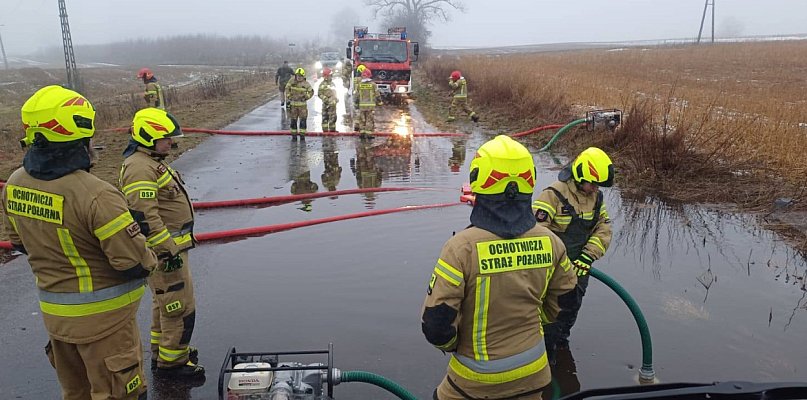 Nagłe ocieplenie. Woda zalewa drogi i posesje