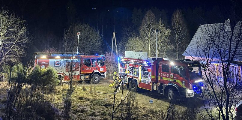 Nocny pożar w gminie Grzmiąca. Ogień strawił budynki i samochód