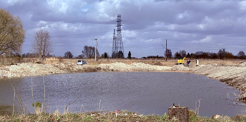 Ludzkie kości i fragmenty ubrania nad stawem. Śledztwo trwa