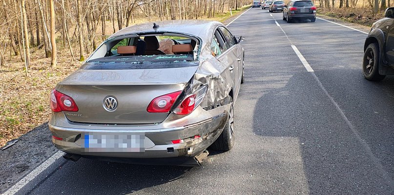 Zderzenie trzech aut na DK11. Błąd przy włączaniu się do ruchu