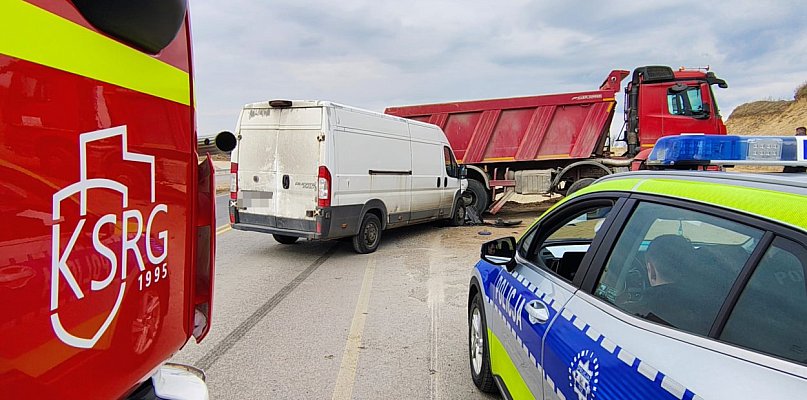 Zderzenie busa z ciężarówką na S11 pod Szczecinkiem.