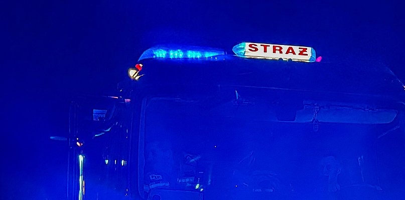 Nocna akcja nad jeziorem. Mężczyzna zniknął pod wodą.