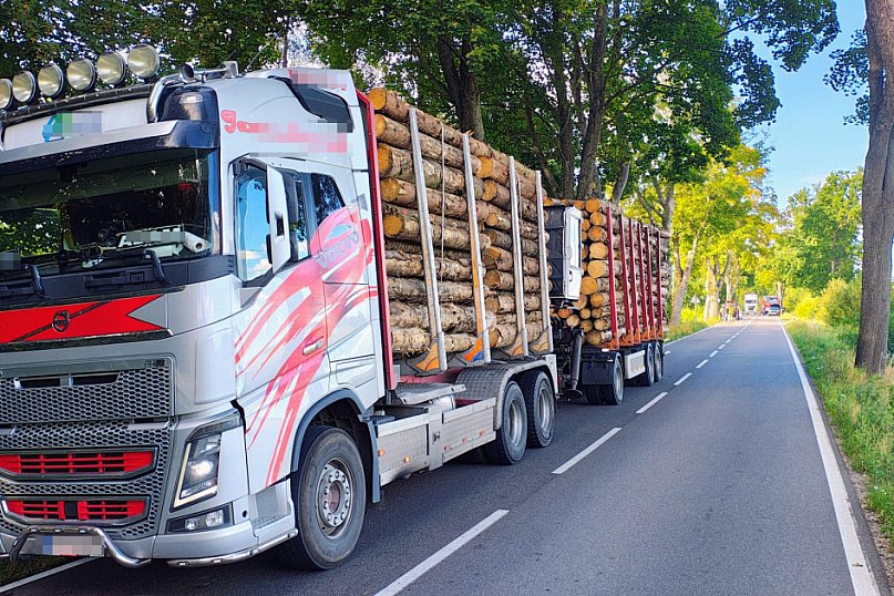 Drewno spadło z ciężarówki na DW171. Uszkodzony Volkswagen i traktor