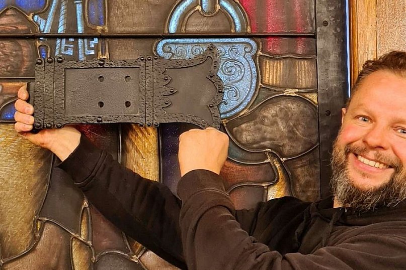 Kute „z witraża” zawiasy wieńczą wymianę drzwi ratusza