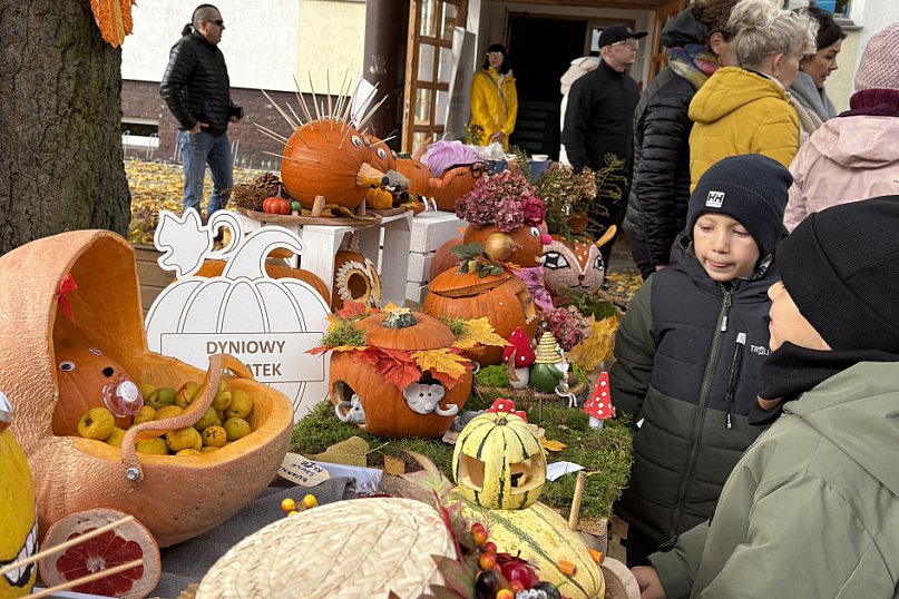 Rodzinny festyn w złoto-pomarańczowych barwach