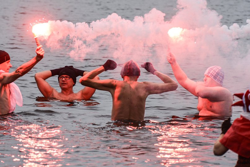 Morsy w biało-czerwonych barwach nad Trzesieckiem