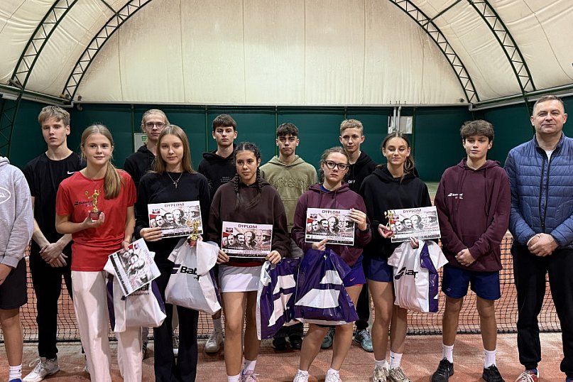 Sportowe świętowanie 11 listopada na korcie