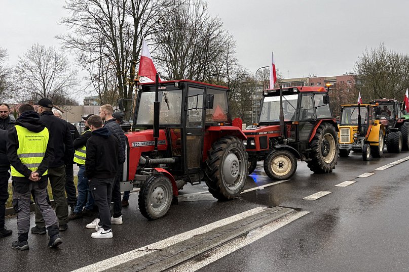 Rolnicy zablokowali ulicę Jana Pawła II.
