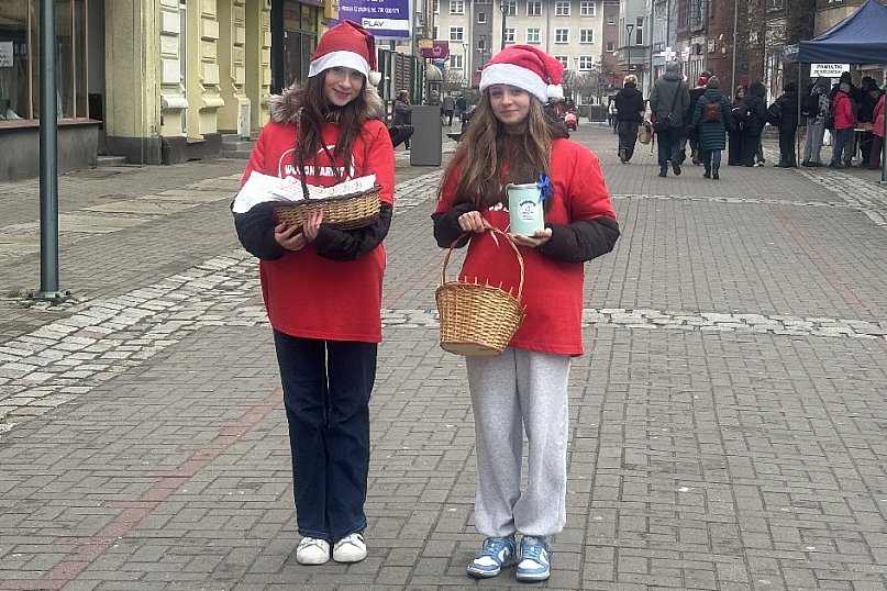 Drużyna Świętego Mikołaja kwestuje na szczecineckim deptaku