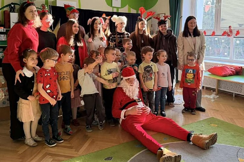 Licealiści z I LO zagrali po angielsku dla przedszkolaków z „Misia”.