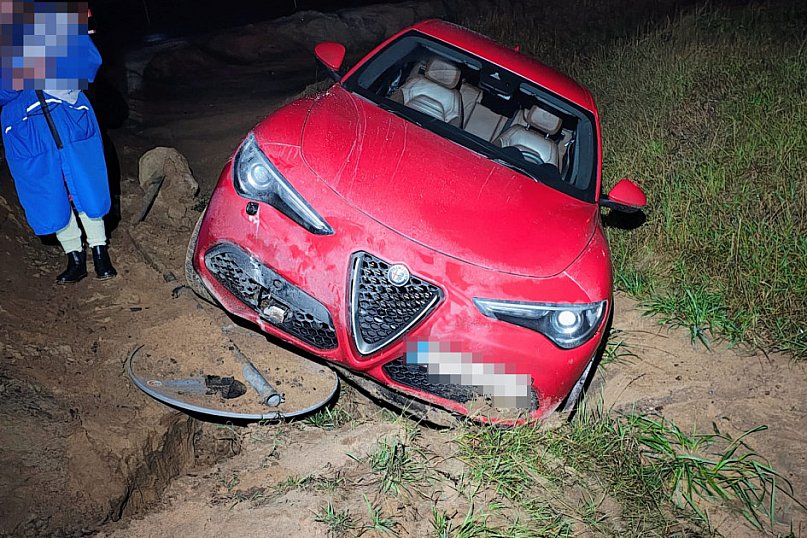 Rozbite auto w rowie przy budowie ekspresówki