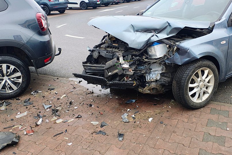 Zniszczone auta na parkingu Kaufland w Szczecinku