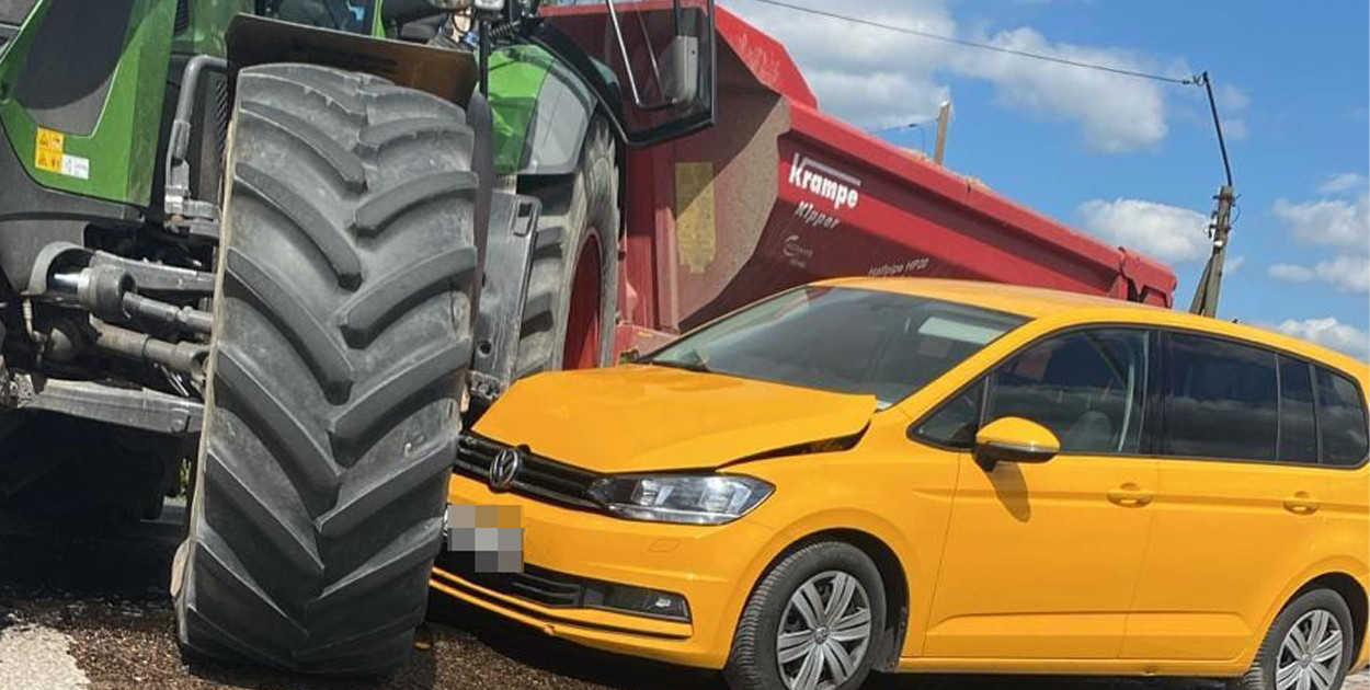 fot. MG / Volkswagen i ciągnik rolniczy zderzyły się na ul. Zwycięzców w Barwicach. Droga została zablokowana.
