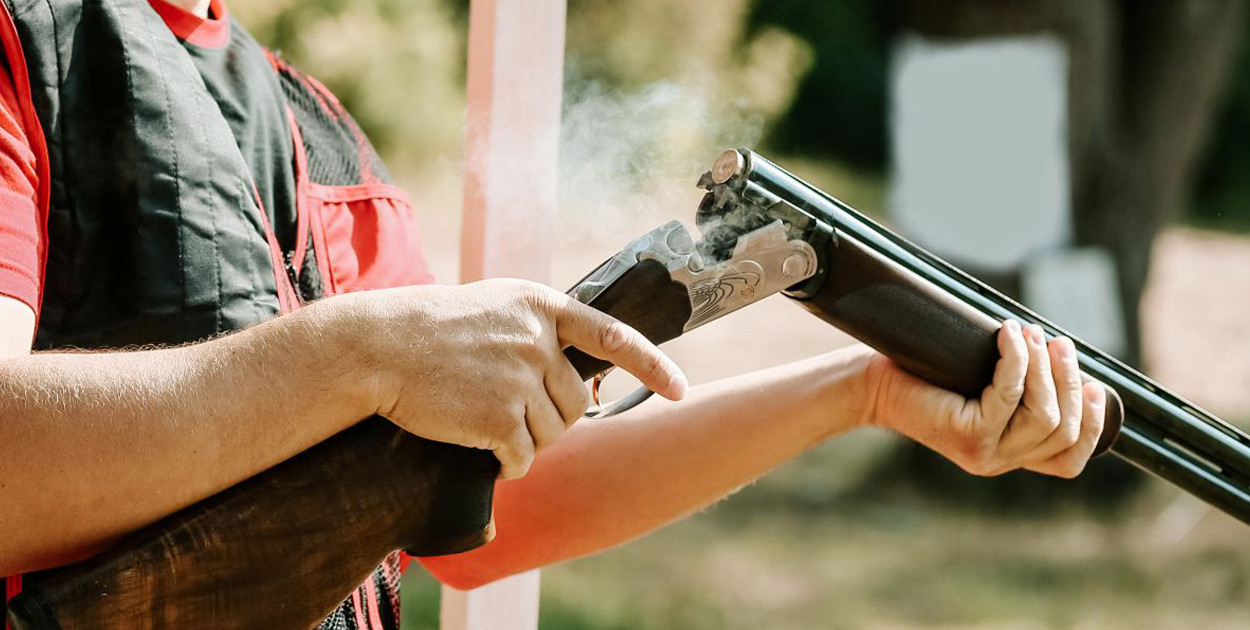 Bezpieczeństwo na strzelnicy - kluczowe elementy wyposażenia i procedury