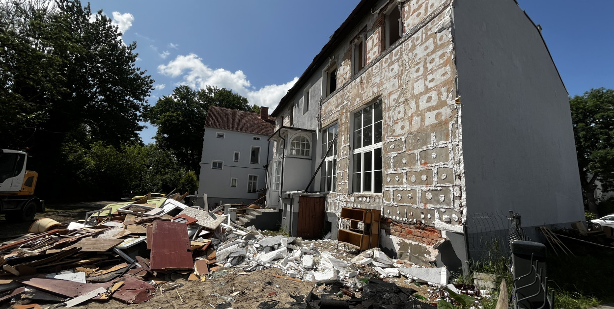 📷 Ciężki sprzęt na terenie dawnego hotelu Oskar – trwa rozbiórka sali bankietowej przy ul. Ordona w Szczecinku.