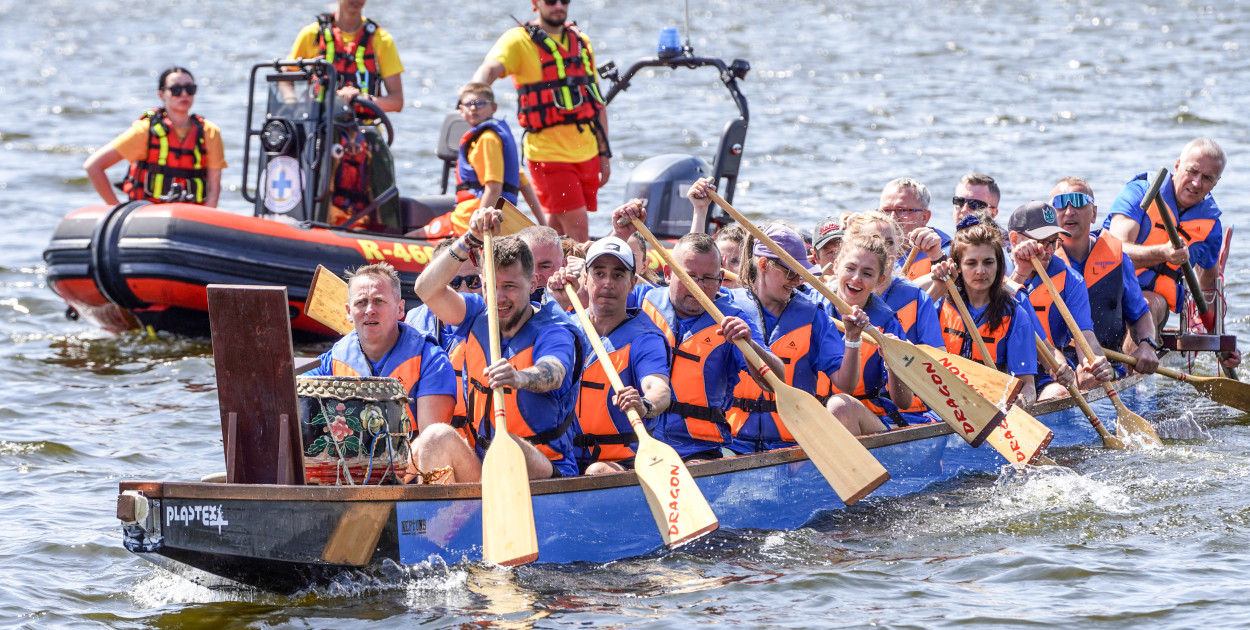 fot. Magdalena Michalska / Smocze łodzie znów na jeziorze Trzesiecko! Tłumy kibiców, emocje i kolorowe osady podczas Święta Wody w Szczecinku.