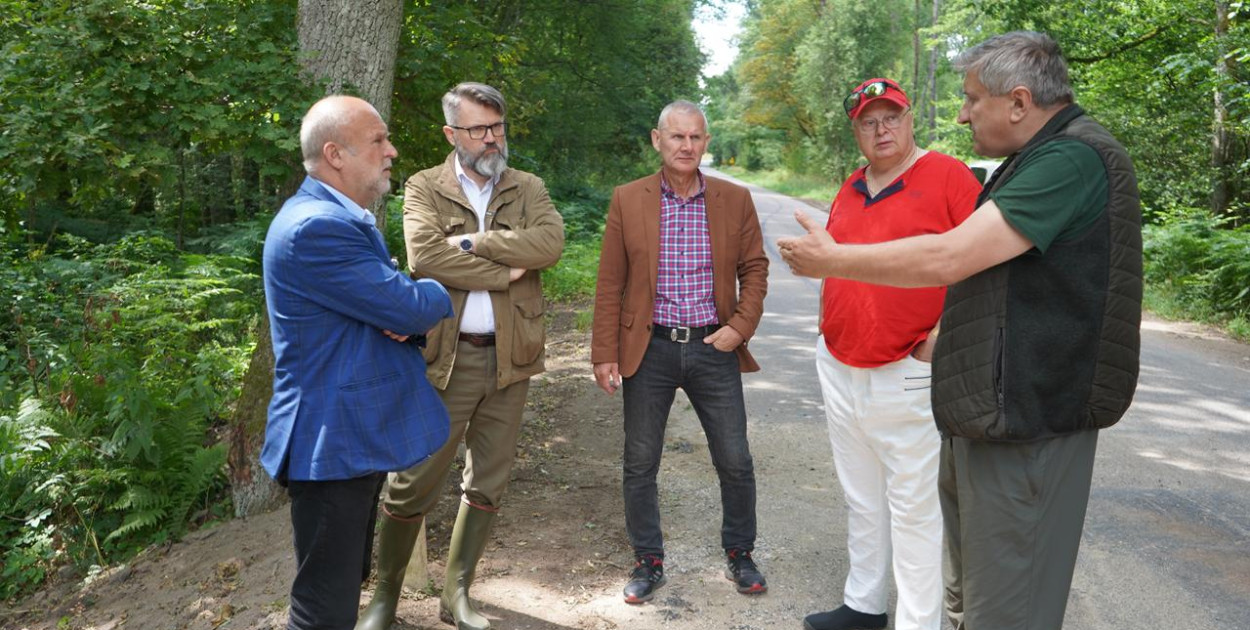 fot. Piotr Rozmus / Teren planowanej inwestycji drogowej na trasie Borne Sulinowo – Nadarzyce, wizytowany przez władze powiatu.