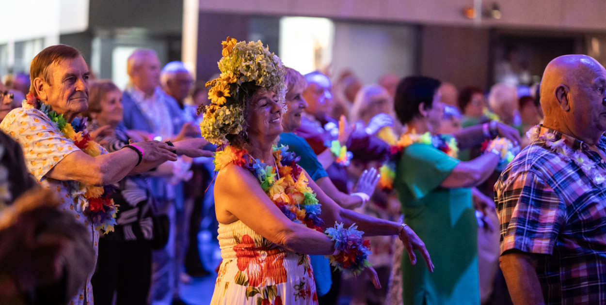 Seniorzy opanowali parkiet. Bal w hawajskim klimacie [ZDJĘCIA, WIDEO]
