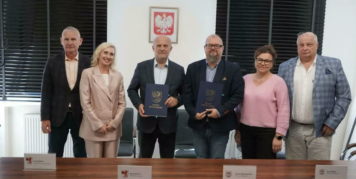 fot. Piotr Rozmus / Podpisy pod umowami złożyli starosta Krzysztof Lis, skarbnik powiatu Ewa Mikłasz, burmistrz Białego Boru Paweł Mikołajewski oraz skarbnik gminy Anna Nikiel. W spotkaniu uczestniczyli również członkowie Zarządu Powiatu – Krzysztof Zając i Janusz Babiński.