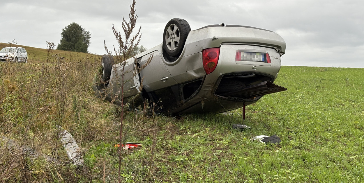 fot. iszczecinek.pl / Poranne dachowanie na DK20 między Sitnem a Jeleninem. Nissan wylądował na dachu, a kierowca wyszedł z auta o własnych siłach.