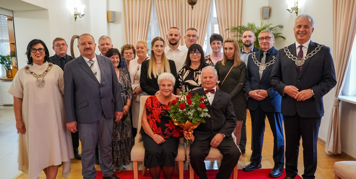 fot. UM Barwice / Elżbieta i Eugeniusz Płuciennik świętowali Złote Gody w Barwicach. 50 lat razem w otoczeniu bliskich i przyjaciół.