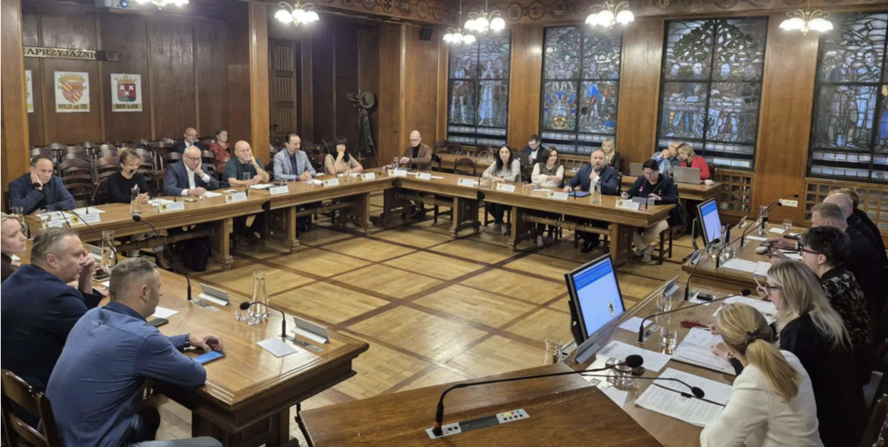 Dwugodzinna batalia o 10-milionowy kredyt. Gorąca sesja Rady Miasta