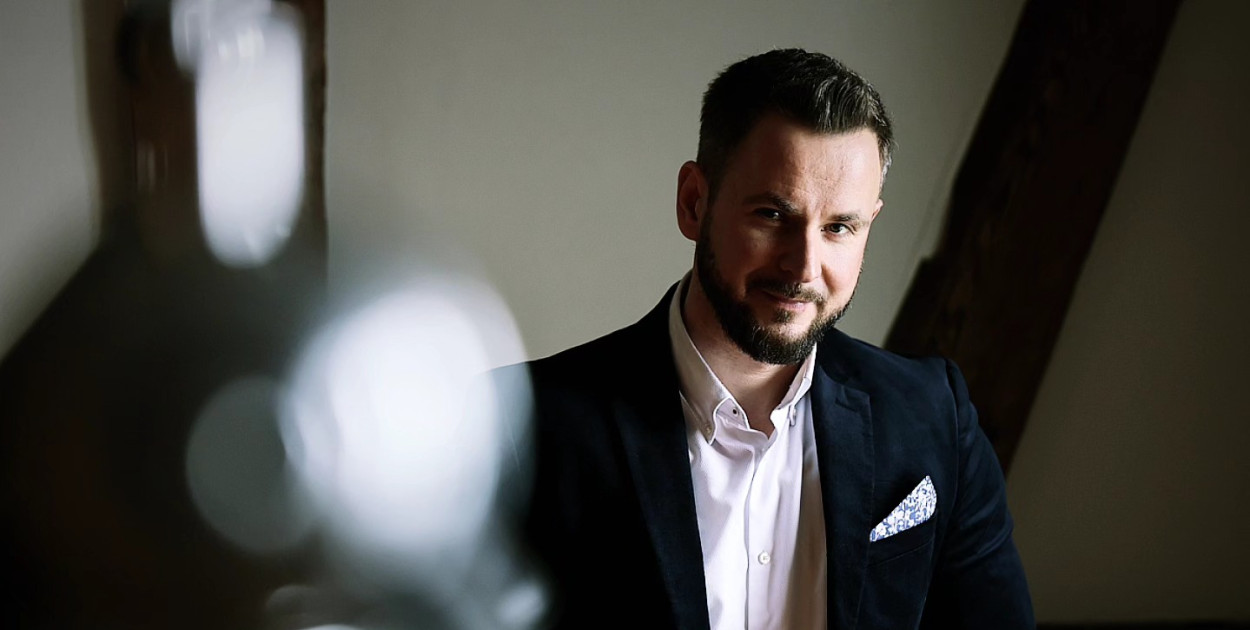 Już dziś premiera „W potrzasku”. Nowa powieść Piotra Rozmusa