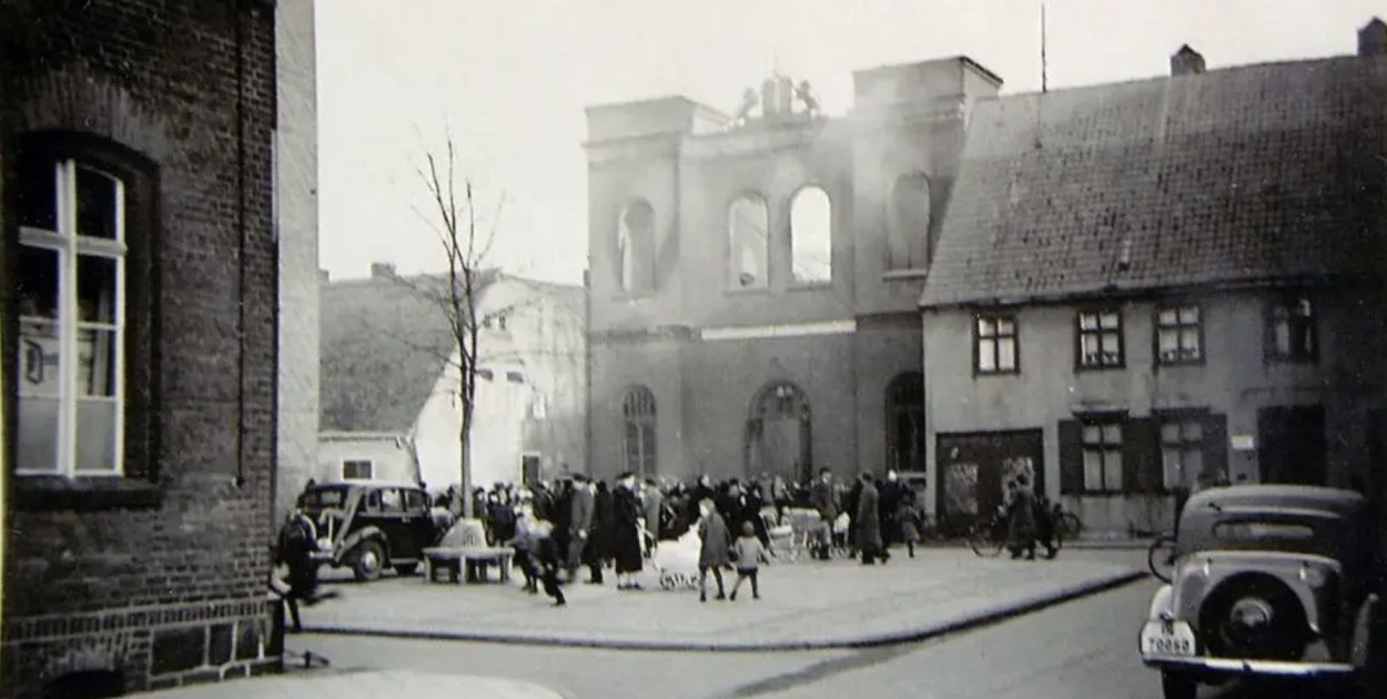 Zdjęcie pochodzi ze zbiorów Muzeum Regionalnego w Szczecinku, a zostało mu przekazane przez jednego z dawnych mieszkańców Neustettin, jak do 1945 roku nazywał się Szczecinek.