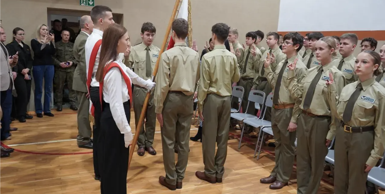 fot. Piotr Rozmus / Uroczyste ślubowanie uczniów strażackich i leśnych w ZS Nr 6 w Szczecinku